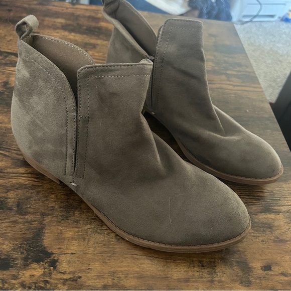 Stylish Gray Beige Tan Women's Ankle Boots Faux Suede Fall Neutral Casual 10 - Picture 1 of 5